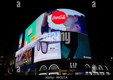 L'iconico luci di Piccadilly, ora sappiamo come la curva, hanno avuto un high-tech e di avanguardia e aggiornamento con il display a LED più grande in Europa. Foto Stock