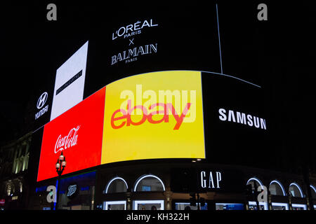 L'iconico luci di Piccadilly, ora sappiamo come la curva, hanno avuto un high-tech e di avanguardia e aggiornamento con il display a LED più grande in Europa. Foto Stock