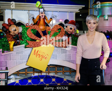 Frankie Bridge lancia il Disney Store&acirc;€™ &acirc;€˜Gift Magic&acirc;€™ campagna di Natale, presso il Disney Store di Oxford Street, nel centro di Londra. Foto Stock