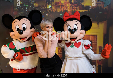 SOLO PER USO EDITORIALE Frankie Bridge lancia la campagna natalizia "Gift Magic" del Disney Store, presso il Disney Store di Oxford Street, nel centro di Londra. Foto Stock