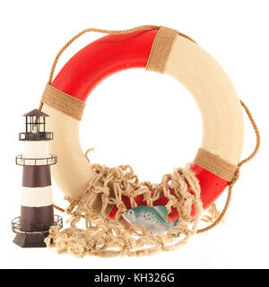 Lifebouy e rete da pesca con il faro Foto Stock