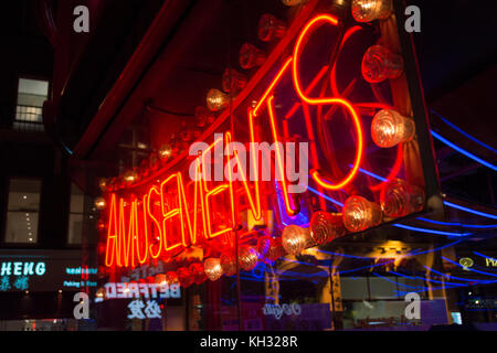 Una scritta al neon al di fuori di una sala giochi a Chinatown nel West End di Londra, Regno Unito Foto Stock