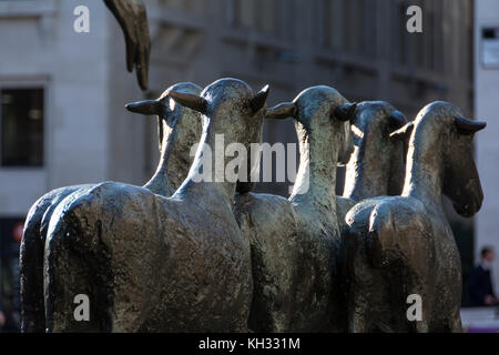 Gregge, una scultura in bronzo di Dame Elisabeth Frink, in Paternoster square, accanto alla Cattedrale di St Paul, Londra, Regno Unito Foto Stock