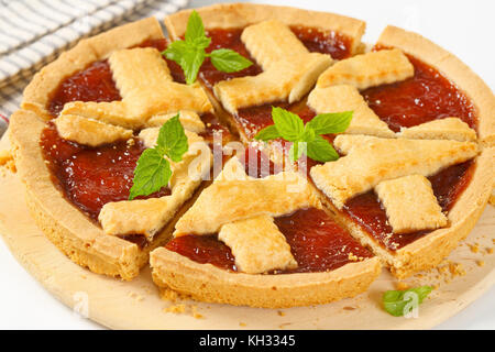 Close up di fettine di confettura di fragole crostata con reticolo sulla parte superiore Foto Stock