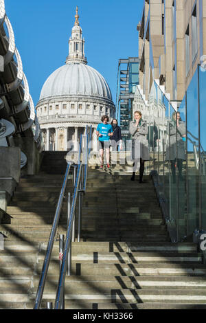 Peter's Hill un passaggio pedonale che conduce dal Tamigi alla Cattedrale di San Paolo, London EC4, Regno Unito Foto Stock