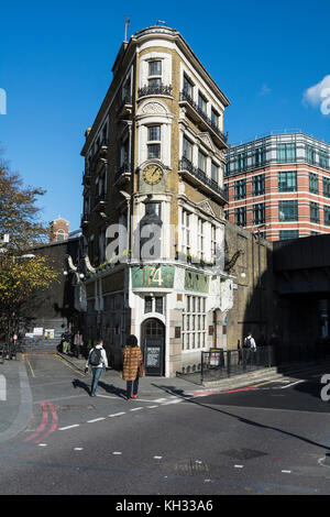 Il frate nero è tradizionale public house su Queen Victoria Street in Blackfriars, Londra. Foto Stock