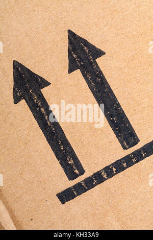 Mantenere il montante Frecce simbolo sulla scatola di cartone Foto Stock