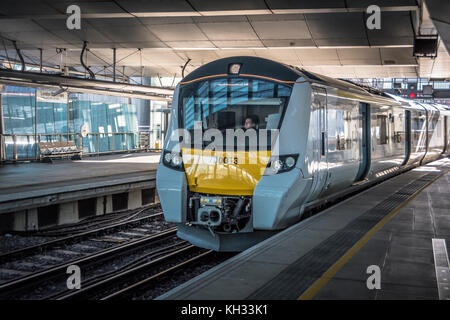 Un autista al controllo di un treno Thameslink Desiro City Classe 700, Blackfriars Rail Station, Londra, Inghilterra, Regno Unito Foto Stock