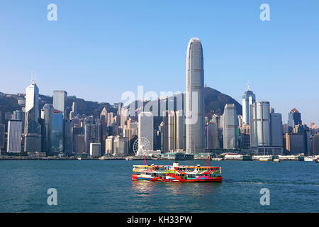 Lo skyline della città di centrale attraverso il Victoria Harbour a Hong Kong, Cina Foto Stock