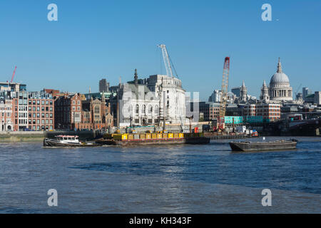 La cattedrale di san Paolo che si affaccia ai lavori di costruzione del Blackfriars Bridge Foreshore progetto. Foto Stock