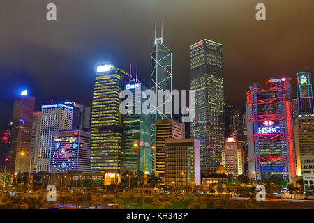 Luci della città skyline della zona centrale di Hong Kong di notte a Hong Kong, Cina Foto Stock