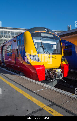 Uno dei New South Western Railway classe 707s presso la stazione di Waterloo, Londra, Regno Unito. Foto Stock