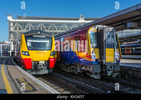 Uno dei nuovi treni di classe 707s della ferrovia sud occidentale alla stazione di Waterloo, Londra, Inghilterra, Regno Unito. Foto Stock