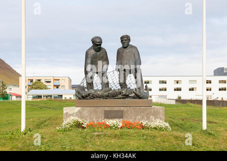 Il Fisherman's monumento è una scultura in Isafjordur, una città nel nord dell'Islanda. Essa commemora quelli marittimi che sono annegati in mare. Foto Stock