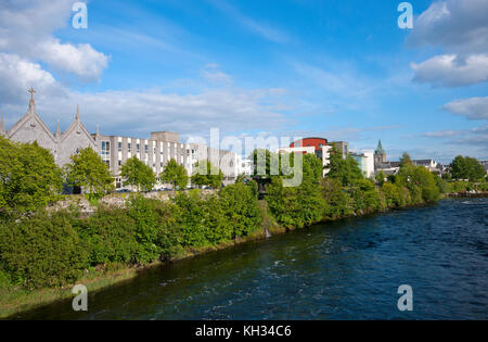 Frati del fiume e di St Vincent il Convento della misericordia sulla sinistra (in background di San Nicola, Chiesa Collegiata belfry, Galway, nella contea di Galway, Irlanda Foto Stock