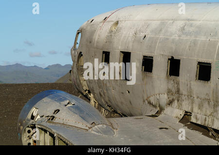 Il abbandonato DC-3 aereo sulla sabbia nera spiaggia Solheimasandur. Douglas Dakota DC3, US Navy, Sud dell'Islanda. Foto Stock