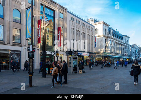 Northumberland Street una trafficata strada pedonale dello shopping nel centro della città di Newcastle upon Tyne Foto Stock