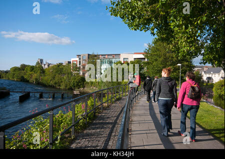 Percorso a piedi accanto al fiume Corrib, Galway, nella contea di Galway, Irlanda Foto Stock