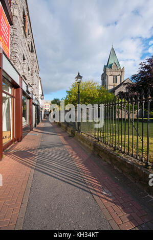 Walking Street a Galway, sulla destra San Nicholas Chiesa Collegiata, nella contea di Galway, Irlanda Foto Stock