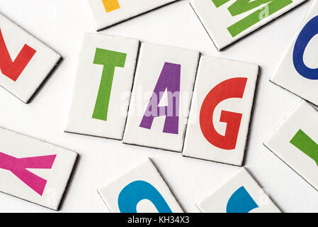Tag di parola fatta di lettere colorate su sfondo bianco Foto Stock
