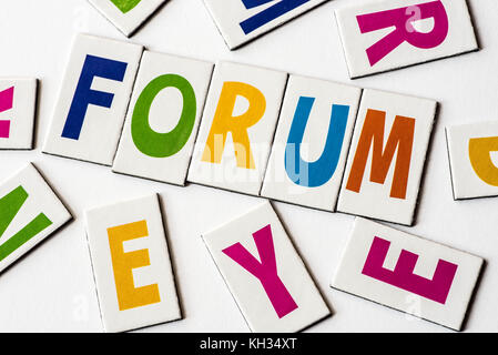 Forum di parola fatta di lettere colorate su sfondo bianco Foto Stock