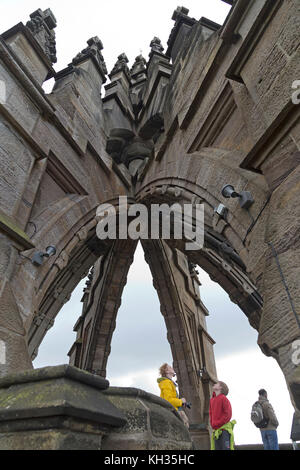 I visitatori su Wallace Monument, Stirling, Scozia, Gran Bretagna Foto Stock
