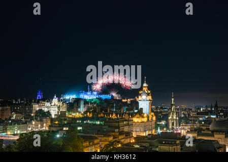 Edimburgo, Scozia - agosto 15, 2017 - scenic estate fuochi d'artificio di Edimburgo durante il Royal Military Tattoo e Fringe Festival. Foto Stock