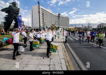 Atene, Grecia. Xii nov, 2017. una banda di percussionisti è visto durante la gara di fronte al hotel hilton. Molte bande sono state eseguendo in tutto il percorso al fine di incoraggiare gli atleti. La trentacinquesima atene maratona di autentica avviene oggi con più di 18500 persone che partecipano alla gara marathon, un nuovo record di partecipazione. in totale, più di 51000 persone hanno partecipato a tutte le gare compresa la maratona. Credito: kostas pikoulas/Pacific press/alamy live news Foto Stock