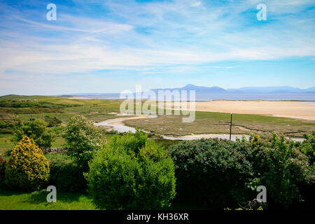 Vista sulla Baia di Clew da Mallaranny borgo marinaro dominato da Croagh Patrick montagna importante luogo di pellegrinaggio nella contea di Mayo, Irlanda Foto Stock