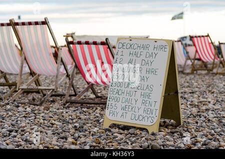 Noleggio sdraio del segno sulla spiaggia di birra nel Devon, Regno Unito Foto Stock