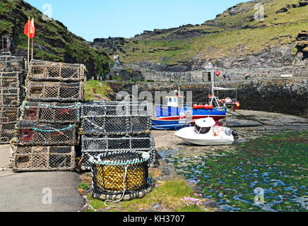 Granchi e aragoste pentole al porto di boscastle, Cornwall, Inghilterra, Regno Unito. Foto Stock