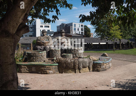 Fruttivendolo e pecore, una scultura in campi di Londra, Hackney. Preso in una giornata di sole in agosto. Foto Stock