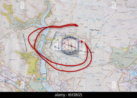 Bussola di base su Ordnance Survey map. Concetto foto a significare il trekking, navigazione all'aperto, mappa di apprendimento-lettura, esplorazione, avventura, ecc. Foto Stock