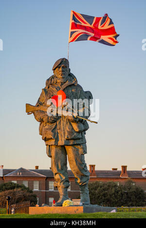 Royal Marine 'Yomper' statua presso l'ex Royal Marines Barracks, Eastney, Portsmouth, Regno Unito. Visto su Domenica di memoria, il 12th novembre 2017. Foto Stock