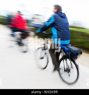 Foto di ciclisti in motion blur Foto Stock