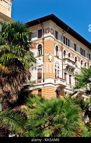 Elegante condominio, splendida facciata dell'edificio, centro città. Trieste, Friuli Venezia Giulia, Italia, Europa, Unione europea, UE. Cielo blu chiaro. Foto Stock