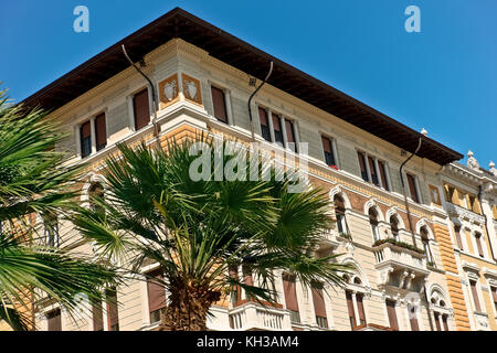 Elegante condominio, splendida facciata dell'edificio, centro città. Trieste, Friuli Venezia Giulia, Italia, Europa, Unione europea, UE. Cielo blu chiaro. Foto Stock