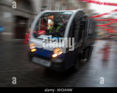 Un Consiglio di Westminster carrello di pulizia a Chinatown Foto Stock