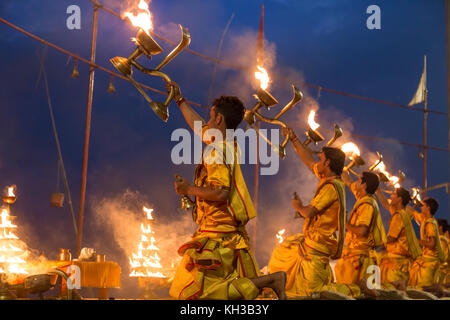 Varanasi ganga aarti cerimonia rituali eseguiti prima del sorgere del sole da giovani sacerdoti ad assi ghat Varanasi (India). Foto Stock