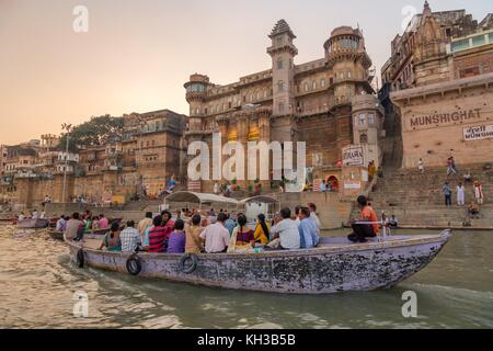 Il turista a godere di escursione in barca lungo il fiume Gange ghat con vista della antica città di Varanasi architettura. Foto Stock