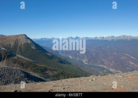 Vista del Monte Robson in la distanza dalla sommità della piramide in montagna le montagne rocciose, Canada Foto Stock