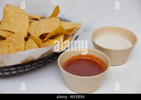 Tostada chip e due tipi di dip Foto Stock