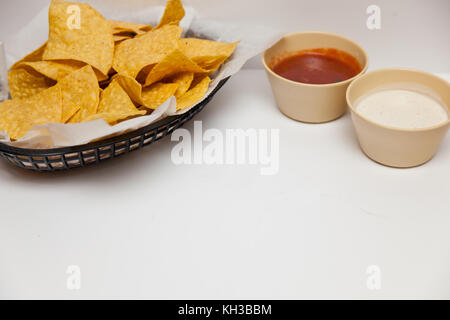 Tostada chip e due tipi di dip Foto Stock