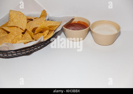 Tostada chip e due tipi di dip Foto Stock