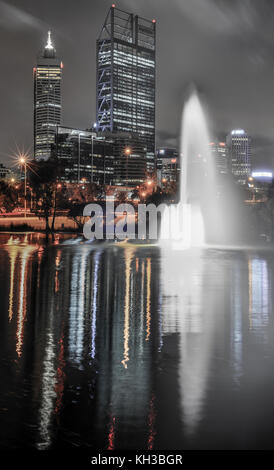 Skyline di Perth, Australia. vista da Giovanni oldany park. australian grattacieli e luci riflesse nell'acqua. Foto Stock