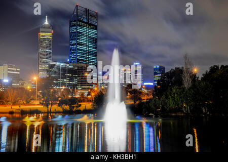 Skyline di Perth, Australia. vista da Giovanni oldany park. australian grattacieli e luci riflesse nell'acqua. Foto Stock