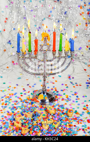 Festa ebraica, simbolo di vacanza hanukkah luminosa incandescente hanukkah menorah - profondità di campo Foto Stock