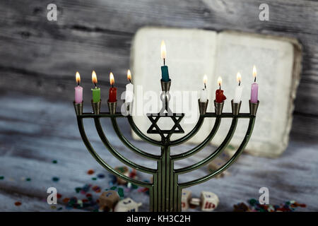 Festa ebraica, simbolo di vacanza hanukkah luminosa incandescente hanukkah menorah - profondità di campo Foto Stock