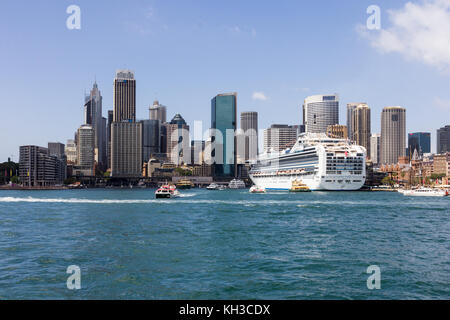 Nave da crociera Diamond Princess ormeggiata nel porto di Sydney dal quartiere centrale degli affari e del Nuovo Galles del Sud, Australia Foto Stock