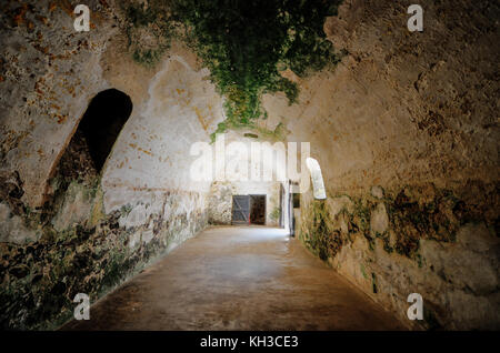 Dungeon erano schiavi di sesso maschile sono stati tenuti prima di trasbordo. elmina castle (chiamato anche il castello di San Giorgio) si trova sulla costa atlantica di g Foto Stock